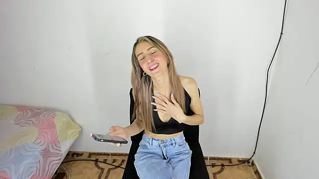 Snapshot of RachelJones_ chatting on March 9, 2025, 1:46 am RachelJones online show from March 9, 2025, 1:46 am