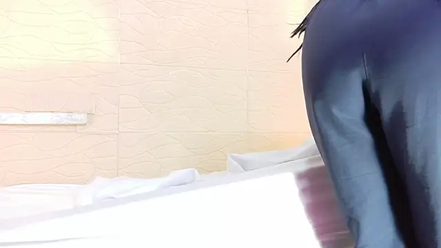 Chocolatte bar online show from January 31, 2025, 1:23 pm