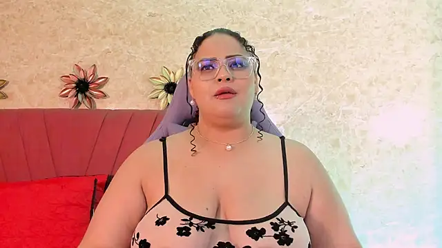 Snapshot of juli_2tyes chatting on October 13, 2025, 3:50 am juli 2tyes online show from October 13, 2025, 3:50 am