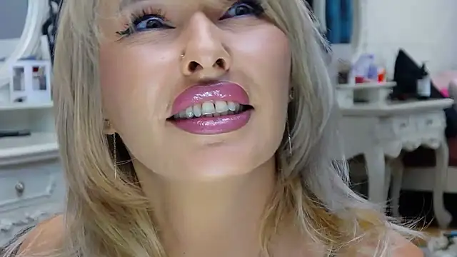 IssaSmith online show from October 25, 2025, 7:16 am