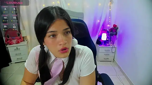 Snapshot of Alison_girl20 chatting on December 17, 2024, 8:10 pm Alison girl20 online show from December 17, 2024, 8:10 pm