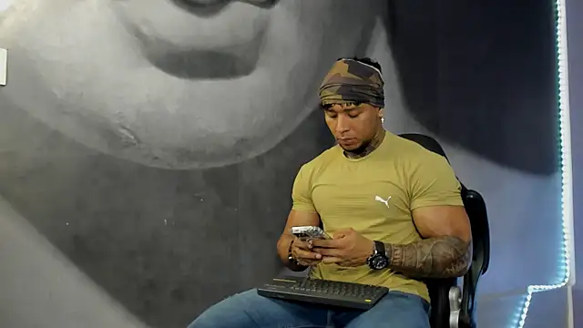 Snapshot of bradley_smith chatting on January 21, 2025, 12:57 am bradley smith online show from January 21, 2025, 12:57 am