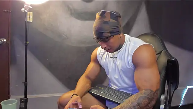 Snapshot of bradley_smith chatting on February 21, 2025, 6:40 am bradley smith online show from February 21, 2025, 6:40 am