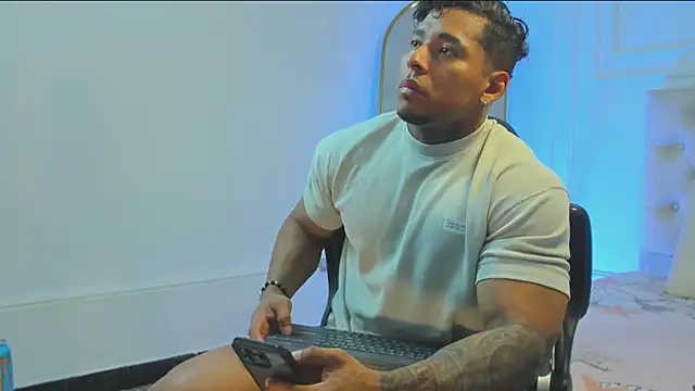 Snapshot of bradley_smith chatting on October 18, 2025, 8:37 am bradley smith online show from October 18, 2025, 8:37 am