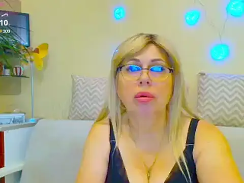 Snapshot of SusieNoreen chatting on February 19, 2025, 4:12 am SusieNoreen online show from February 19, 2025, 4:12 am