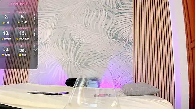 Snapshot of LauraRossi_Nova chatting on December 13, 2024, 1:01 pm LauraRossi Nova online show from December 13, 2024, 1:01 pm