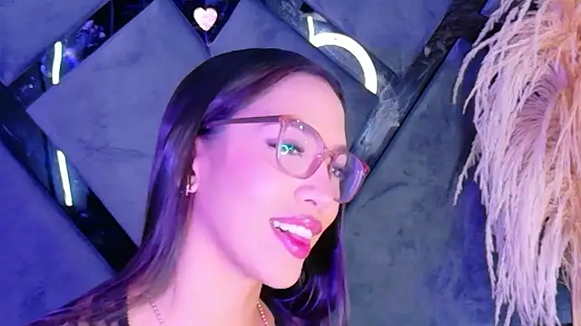 KylieWhite online show from November 18, 2025, 2:43 pm