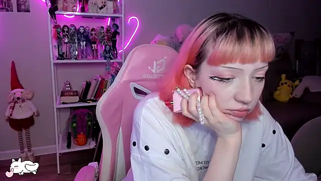 SweetieMollyy online show from November 1, 2025, 1:24 pm