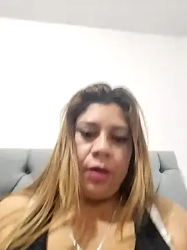 Snapshot of Laura-Hernandez chatting on February 7, 2025, 8:20 pm Laura-Hernandez online show from February 7, 2025, 8:20 pm