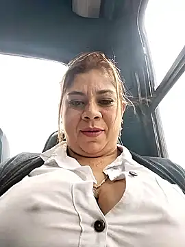 Snapshot of Laura-Hernandez chatting on October 4, 2025, 2:59 pm Laura-Hernandez online show from October 4, 2025, 2:59 pm