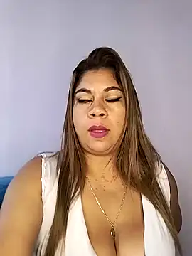 Snapshot of Laura-Hernandez chatting on October 16, 2025, 2:29 pm Laura-Hernandez online show from October 16, 2025, 2:29 pm