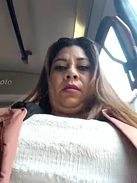 Snapshot of Laura-Hernandez chatting on October 25, 2025, 2:56 pm Laura-Hernandez online show from October 25, 2025, 2:56 pm