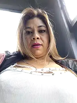 Snapshot of Laura-Hernandez chatting on November 8, 2025, 3:23 pm Laura-Hernandez online show from November 8, 2025, 3:23 pm