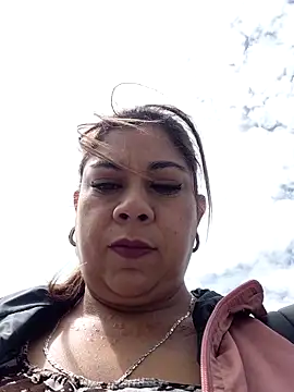 Snapshot of Laura-Hernandez chatting on November 17, 2025, 3:18 pm Laura-Hernandez online show from November 17, 2025, 3:18 pm