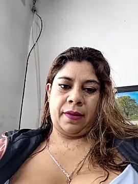 Snapshot of Laura-Hernandez chatting on November 24, 2025, 3:12 pm Laura-Hernandez online show from November 24, 2025, 3:12 pm