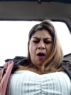 Snapshot of Laura-Hernandez chatting on November 25, 2025, 2:39 pm Laura-Hernandez online show from November 25, 2025, 2:39 pm