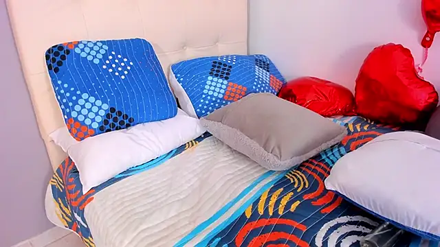 Snapshot of Maia_W10 chatting on February 18, 2025, 3:32 pm Maia W10 online show from February 18, 2025, 3:32 pm