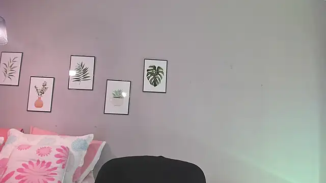 Snapshot of Maia_W10 chatting on October 8, 2025, 12:25 pm Maia W10 online show from October 8, 2025, 12:25 pm