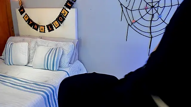 Snapshot of Maia_W10 chatting on October 27, 2025, 12:20 pm Maia W10 online show from October 27, 2025, 12:20 pm