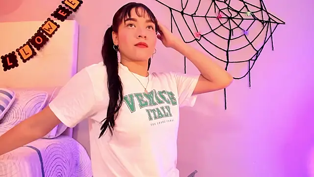 Snapshot of Maia_W10 chatting on October 30, 2025, 12:39 pm Maia W10 online show from October 30, 2025, 12:39 pm