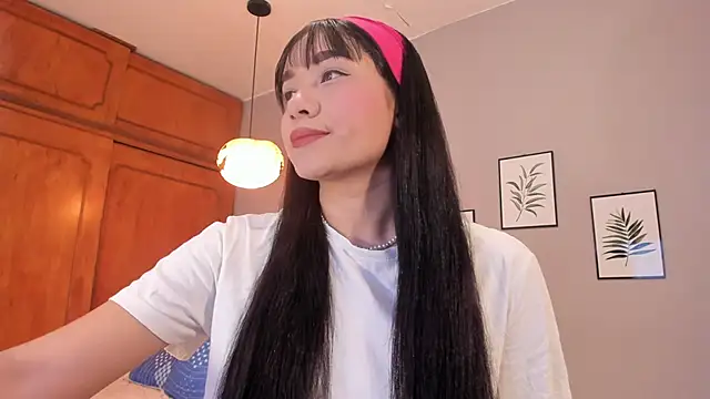 Snapshot of Maia_W10 chatting on November 12, 2025, 12:16 pm Maia W10 online show from November 12, 2025, 12:16 pm