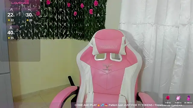 sweetieandjuicyy online show from September 11, 2025, 3:56 pm