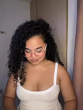 Snapshot of Lucy_wilson5 chatting on February 17, 2025, 7:15 am Lucy wilson5 online show from February 17, 2025, 7:15 am