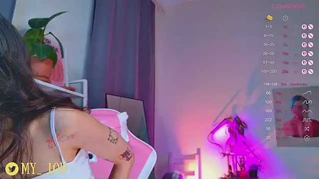 Snapshot of MyLou_ chatting on November 14, 2025, 3:11 pm MyLou online show from November 14, 2025, 3:11 pm