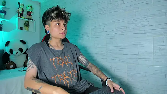 ZuryRamirez  online show from November 13, 2025, 9:25 pm