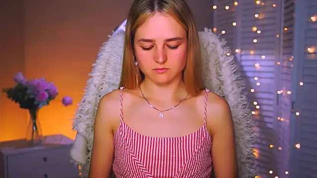 Snapshot of DeboraLarson chatting on October 4, 2025, 3:48 am DeboraLarson online show from October 4, 2025, 3:48 am