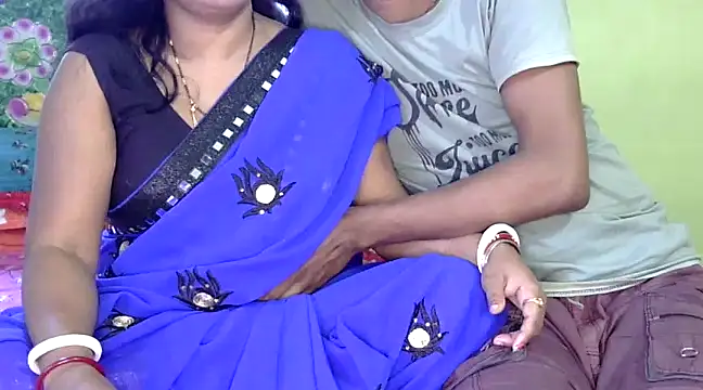 Snapshot of Couple_For_You18 chatting on February 2, 2025, 4:05 am Couple For You18 online show from February 2, 2025, 4:05 am