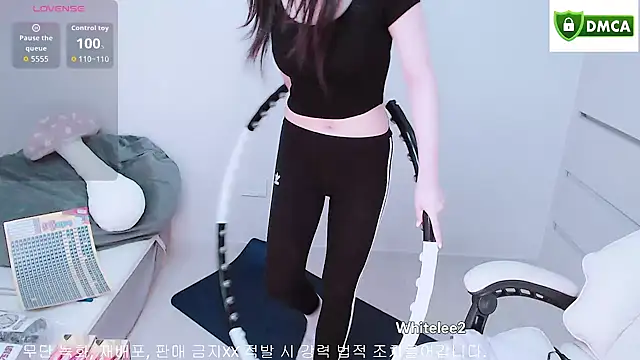 Snapshot of whitelee2 chatting on October 26, 2025, 12:22 pm whitelee2 online show from October 26, 2025, 12:22 pm