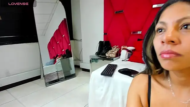 Snapshot of AmiraDulcee chatting on October 27, 2025, 2:32 pm AmiraDulcee online show from October 27, 2025, 2:32 pm