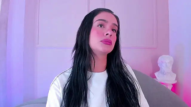 victoria milann online show from November 25, 2025, 2:39 pm