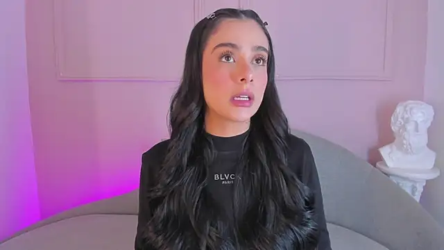 victoria milann online show from December 5, 2025, 8:05 pm