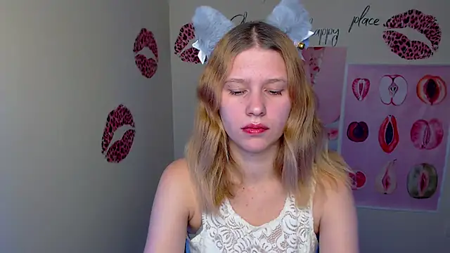 Snapshot of StellaCRL chatting on November 23, 2025, 7:24 pm StellaCRL online show from November 23, 2025, 7:24 pm