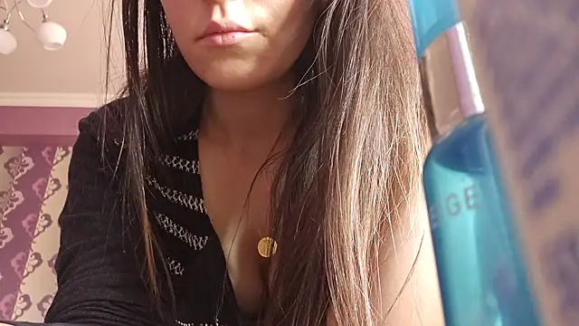 AlejandraDelaney online show from December 17, 2024, 10:01 am