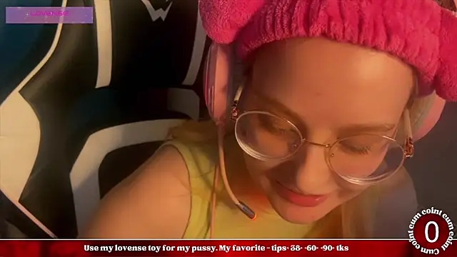 JacyWinslat online show from February 12, 2025, 2:43 pm