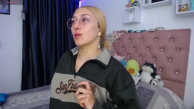 Soffy-brooks online show from December 16, 2025, 10:04 pm