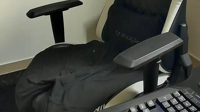 stebankechima online show from November 5, 2025, 8:42 pm