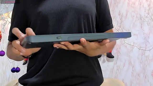 Snapshot of BarbieHotLaura chatting on December 27, 2024, 3:37 pm BarbieHotLaura online show from December 27, 2024, 3:37 pm