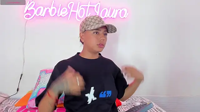 Snapshot of BarbieHotLaura chatting on March 22, 2025, 1:11 am BarbieHotLaura online show from March 22, 2025, 1:11 am