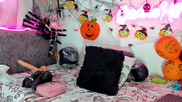 Snapshot of BarbieHotLaura chatting on October 18, 2025, 6:41 pm BarbieHotLaura online show from October 18, 2025, 6:41 pm