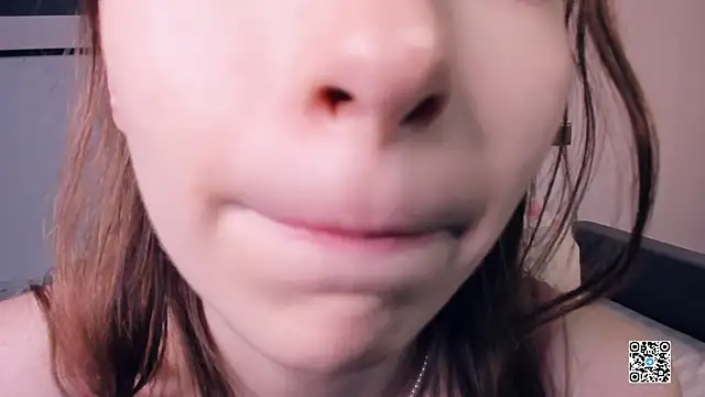 Snapshot of PollyBeev chatting on September 12, 2025, 7:30 am PollyBeev online show from September 12, 2025, 7:30 am