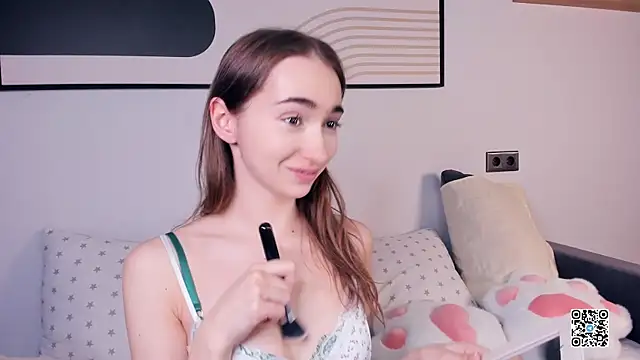 Snapshot of PollyBeev chatting on September 14, 2025, 7:18 am PollyBeev online show from September 14, 2025, 7:18 am