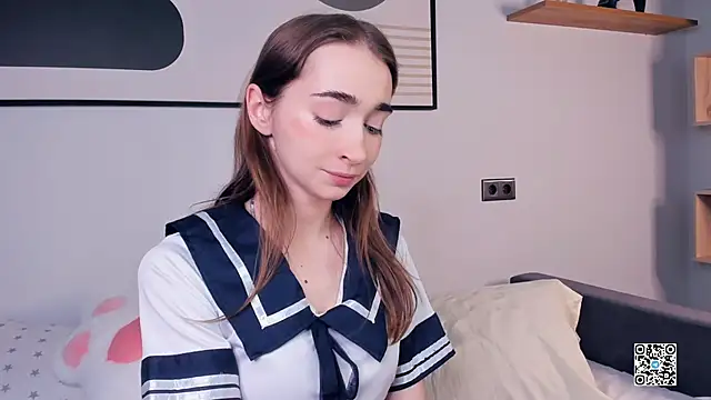 Snapshot of PollyBeev chatting on September 15, 2025, 7:41 am PollyBeev online show from September 15, 2025, 7:41 am