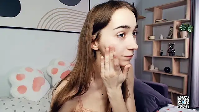 Snapshot of PollyBeev chatting on October 6, 2025, 7:28 am PollyBeev online show from October 6, 2025, 7:28 am