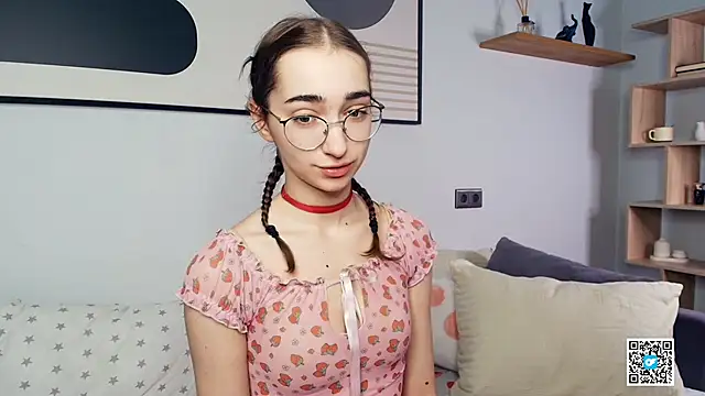 Snapshot of PollyBeev chatting on October 7, 2025, 7:49 am PollyBeev online show from October 7, 2025, 7:49 am