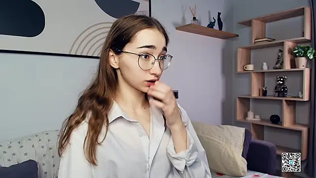 Snapshot of PollyBeev chatting on October 10, 2025, 7:18 am PollyBeev online show from October 10, 2025, 7:18 am