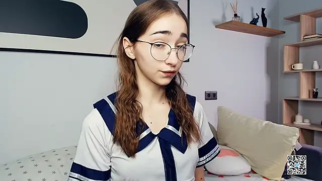 Snapshot of PollyBeev chatting on October 11, 2025, 6:45 am PollyBeev online show from October 11, 2025, 6:45 am